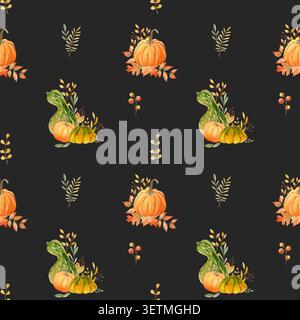 Nahtloses Aquarellmuster mit grün-orange und orange Kürbissen mit Herbstzweigen, Beeren und anderen Blättern auf schwarzem Hintergrund Stockfoto