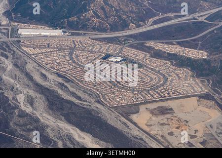 Luftbild einer Wohnsiedlung um die Paakuma K-8-Schule im Verdemont/Devore-Gebiet von San Bernardino und der I-15- und I-215-Tangente Stockfoto