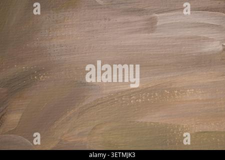Horizontaler abstrakter, handgemalter, beigefarbener, strukturierter Hintergrund mit subtilen Pinselstrichen aus Acryl. Neutrale künstlerische Oberfläche in sanften Erdtönen mit breiter Breite Stockfoto