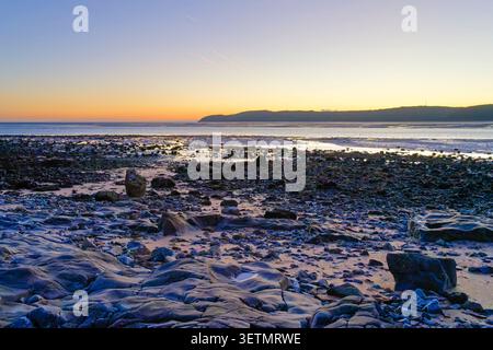 Herbstsonnenaufgang bei Ebbe in Red Wharf Bay, Anglesey, Wales. Stockfoto