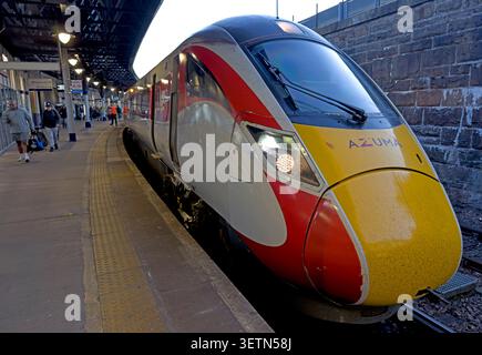 LNER Azuma Zug am Bahnsteig des Bahnhofs Dundee am Abend, veranschaulicht schottische Überlandstrecken und beleuchtete Nachtfahrten Stockfoto