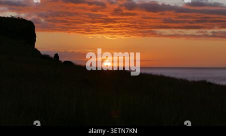 Dramatischer Sonnenuntergang im indischen Ozean von Cap la Houssaye, la Reunion. Mit bunten Wolken und Küste Stockfoto