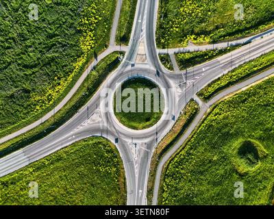 Von oben nach unten mit Blick auf einen Road Kreisverkehr umgeben von Green Fields Stockfoto