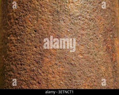 Rostiges Metall mit natürlicher Korrosion und Witterung. Detaillierter industrieller Hintergrund mit gealterter Stahloberfläche und Oxidation. Stockfoto
