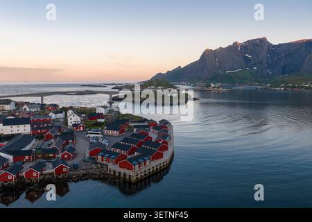 Luftaufnahme von Lofoten rorbuer über Pier, Brücken und Fjordberge Stockfoto