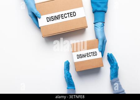Arbeiter in medizinischen Handschuhen, die dem Kunden Lieferkartons geben Stockfoto