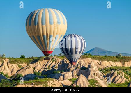 Heißluftballons über Goreme Valley, Goreme, Nevsehir, Türkei Stockfoto
