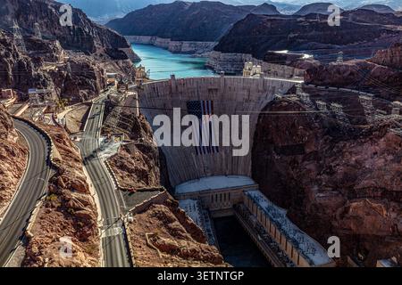 HOOVER DAM, NV/AZ - 16.06.26: Hochwinkelansicht des Hoover Dam und der markante weiße Badewannenring, der niedrige Wasserstände am Lake Mead markiert. Foto Mark Courage Stockfoto