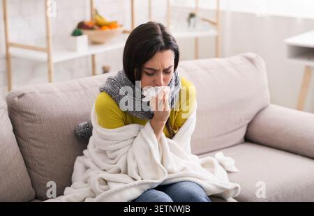 Infektionskrankheiten. Schönes Mädchen in warme Decke mit Virus zu Hause gewickelt Stockfoto