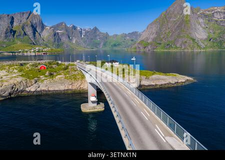 Luftbrücke zur Insel nahe reine, den Lofoten-Inseln und den Fjordgipfeln Norwegens Stockfoto