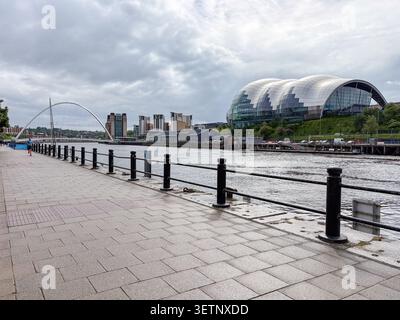 Moderne architektonische Wahrzeichen am Fluss Tyne in Newcastle upon Tyne, England, mit dem sage Music Centre und der Fußgängerbrücke. Stockfoto