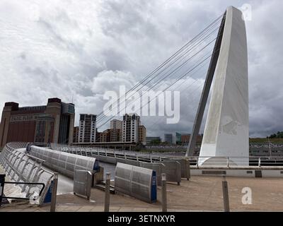 Die Tilting Gateshead Millennium Bridge und Baltic Mehl Mill in Newcastle und Gateshead, Großbritannien. Stockfoto