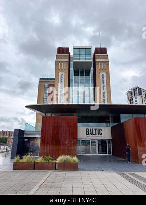 Fassade des Baltic Centre for Contemporary Art mit industrieller Backsteinarchitektur, verwitterter Stahlverkleidung und großen Glasfenstern. Stockfoto