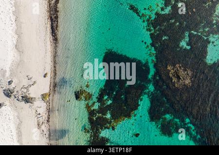 Arktischer Strand und Riffe auf den Lofoten-Inseln, Norwegen um 12:00 Uhr Stockfoto
