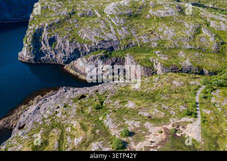 Aus der Vogelperspektive der Lofoten-Klippen und des Einlasses in der Nähe von Reinebringen Stockfoto