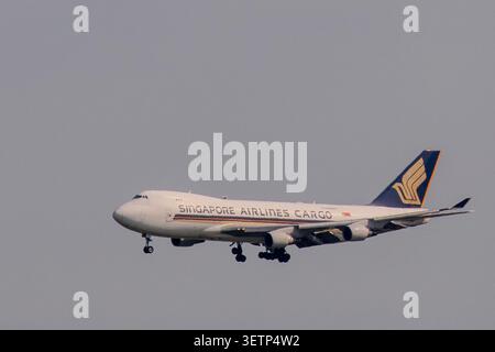 Zaventem, Belgien, 21. Juni 2026. Ein Verkehrsflugzeug der Singapore Airlines Cargo Boeing 747 400F, das mit abgesenktem Fahrwerk über den Himmel fliegt, A Stockfoto