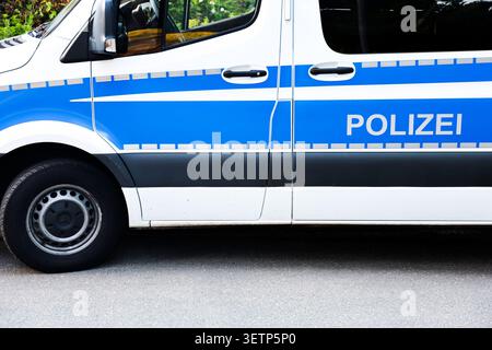 Kiel, Deutschland - 19. Juni 2026: Deutsches Polizeifahrzeug mit POLIZEI-Schriftzug auf der Seite Stockfoto