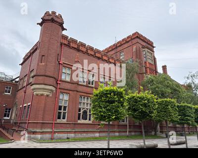 Das aus rotem Backstein stammende Sutherland Building an der Northumbria University, Newcastle upon Tyne, England, mit kunstvoller viktorianischer gotischer Architektur. Stockfoto