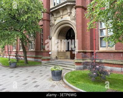 Außenansicht des historischen Sutherland Building an der Northumbria University, Newcastle upon Tyne, mit rotem Backsteinmauerwerk und Steinbogen. Stockfoto