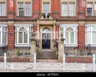 Außenansicht des Sutherland Building-Eingangs. Northumbria University, Newcastle upon Tyne, England, mit kunstvoller edwardianischer Architektur. Stockfoto
