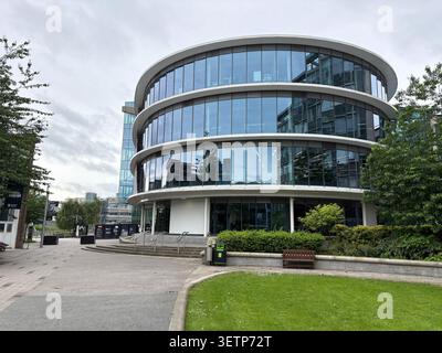 Modernes rundes CIS-Gebäude aus Glas an der Northumbria University, Newcastle upon Tyne, England, mit zeitgenössischer Unternehmensarchitektur. Stockfoto
