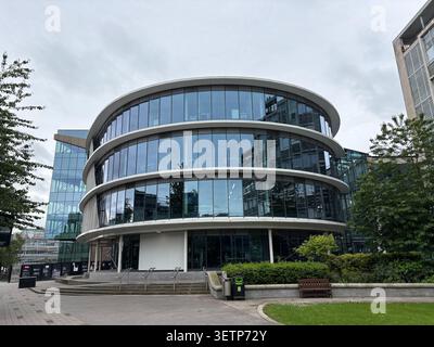 Moderne geschwungene Glasfassade des GUS-Gebäudes, Northumbria University, Newcastle upon Tyne, England. Stockfoto