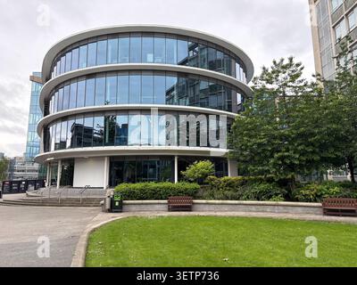 Außenansicht des runden Glasgebäudes CIS an der Northumbria University in Newcastle upon Tyne, England, mit modernem architektonischem Design. Stockfoto