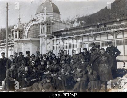 Vintage-Schwarzweiß-Foto, das sowjetische Militärangehörige und Zivilisten vor dem Zweiten Weltkrieg in einem Rasterhaus in Mineralnye Vody zeigt. Das historische Bild spiegelt die Atmosphäre der frühen sowjetischen Freizeit, des Erholungslebens und des Alltags vor dem Krieg wider. Stockfoto