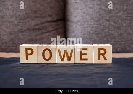 Kraft, Motivationswort aus Buchstaben auf Holzwürfeln Stockfoto