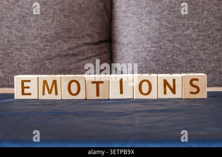 Emotionen, Motivationswort aus Buchstaben auf Holzwürfeln Stockfoto