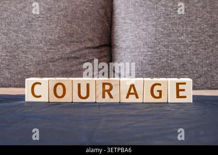 Mut, Motivationswort aus Buchstaben auf Holzwürfeln Stockfoto