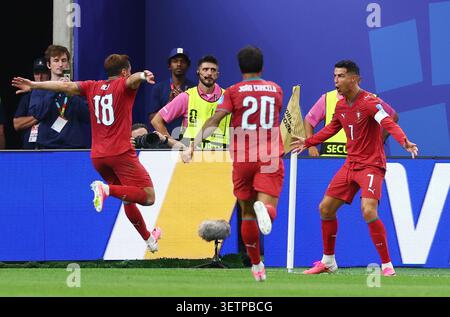Houston, Usa. Juni 2026. Der portugiesische Cristiano Ronaldo (7) feiert mit seinen Teamkollegen Pedro Neto und Joao Cancelo, nachdem er in der ersten Halbzeit während eines Spiels der FIFA-Weltmeisterschaft im Houston Stadium in Houston, Texas, sein zweites Tor gegen Usbekistan erzielt hat 2026. Foto: Christian Brunskill/UPI Credit: UPI/Alamy Live News Stockfoto