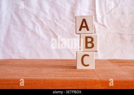 abc, a, b, c, Alphabet aus Buchstaben auf Holzwürfeln Stockfoto