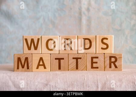 Wörter sind wichtig, Motivationssatz aus Buchstaben auf Holzwürfeln Stockfoto