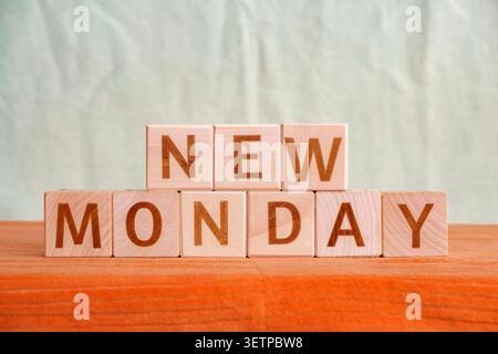 Neuer montag, Motivationsphrase aus Buchstaben auf Holzwürfeln Stockfoto
