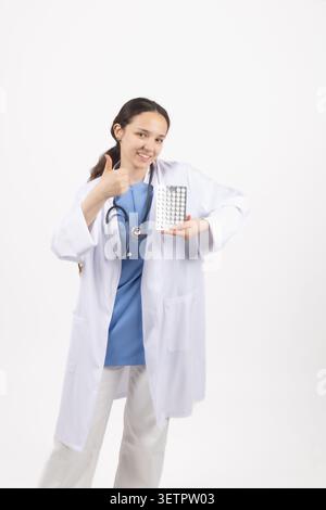Ärztin in Laborkittel posiert Stockfoto
