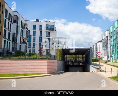 Eingang zur modernen Tiefgarage in einem modernen Wohnkomplex Stockfoto