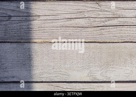 Rustikale Holzplanken mit Schatten, horizontale Hintergrundtextur Stockfoto