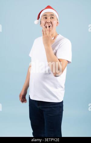 Mann im Feiertagshut, der mit Finger am Kinn denkt Stockfoto