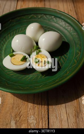 Gekochte Eier auf grünem Teller Stockfoto
