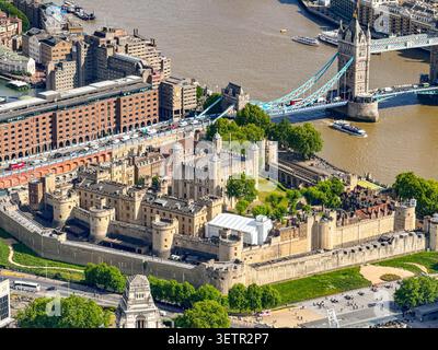 London, England, Großbritannien - 16. Mai 2026: Luftaufnahme des Tower of London in der City of London. Stockfoto