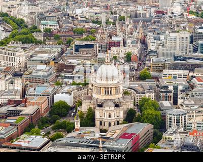 London, England, UK - 16. Mai 2026: Luftaufnahme der St. Paul's Cathedral in der City of London. Stockfoto