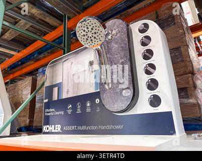 Eine Vitrine mit Chrom Kohler Assert Handdusche mit Marmoroptik, die in einer Lagerumgebung präsentiert wird. Stockfoto