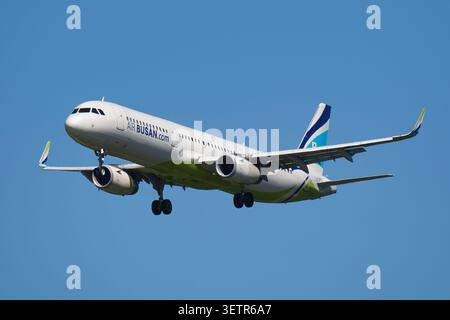 Air Busan Airbus A321-200 (HL8039) Passagierflugzeug bei endgültigem Anflug auf den internationalen Flughafen Narita unter klarem blauem Himmel Stockfoto