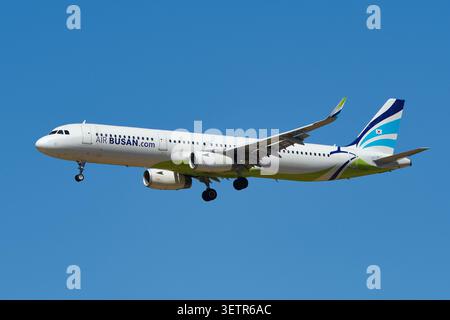 Air Busan Airbus A321-200 (HL8039) Passagierflugzeug bei endgültigem Anflug auf den internationalen Flughafen Narita unter klarem blauem Himmel Stockfoto