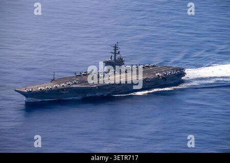 Die USS George Washington Carrier Strike Group segelt in Formation mit der Japan Maritime Self-Defense Force als Teil des Valiant Shield 2026 Stockfoto