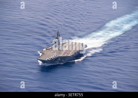 Die USS George Washington Carrier Strike Group segelt in Formation mit der Japan Maritime Self-Defense Force als Teil des Valiant Shield 2026 Stockfoto