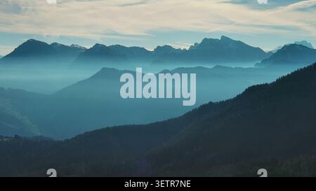 Blick aus der Vogelperspektive auf die Berge unter Nebel am Morgen Stockfoto