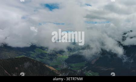 Aus der Vogelperspektive schneebedeckte Berge in Wolken Stockfoto