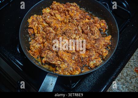 Scharfe Chorizo-Wurst mit Eiern in der Pfanne Stockfoto